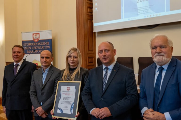 Liderzy Małopolski 2025 nagrodzeni za stadion, 400 boisk, zamek z fotowoltaiką i drony