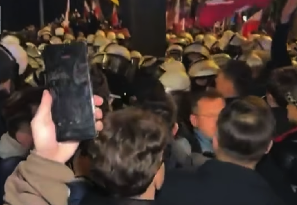 Noc w Trybunale. Zawieszony prezes, policja przy bramie i prezydent w drzwiach