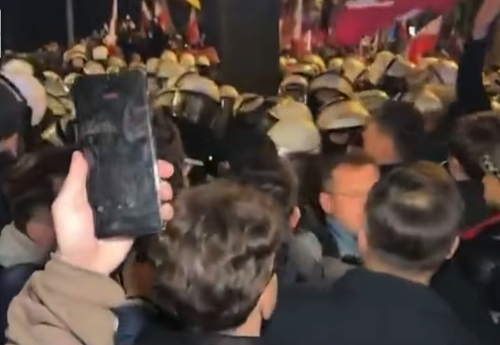 Noc w Trybunale. Zawieszony prezes, policja przy bramie i prezydent w drzwiach