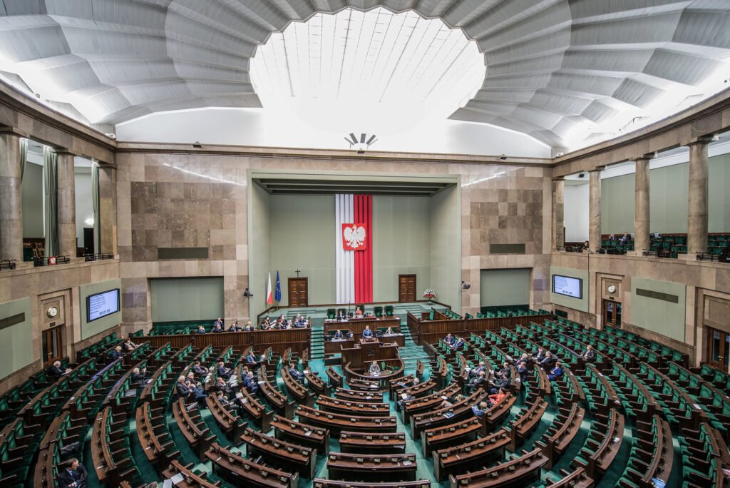 Zabrakło dwóch głosów. Dwukadencyjność wójtów i burmistrzów zostaje. Kto był za, a kto przeciw