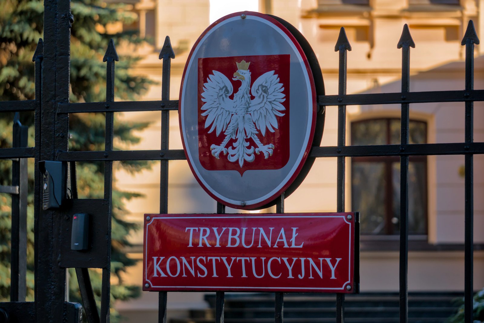 Co dalej z Trybunałem? Dwa zarządzenia, orędzie premiera i oczekiwanie na wtorkowe zgromadzenie